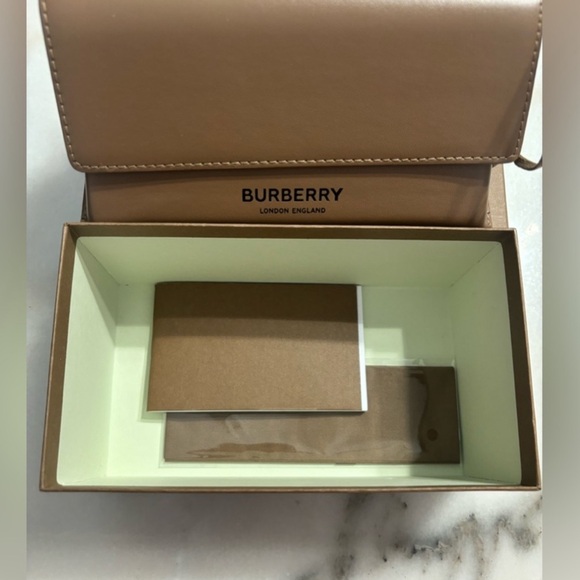 EUC - Burberry Sunglasses; Full inclusion BE4366 - Picture 8 of 8